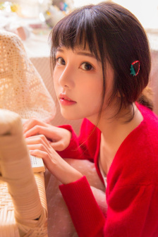 在车里掀起乳罩啃咬奶头